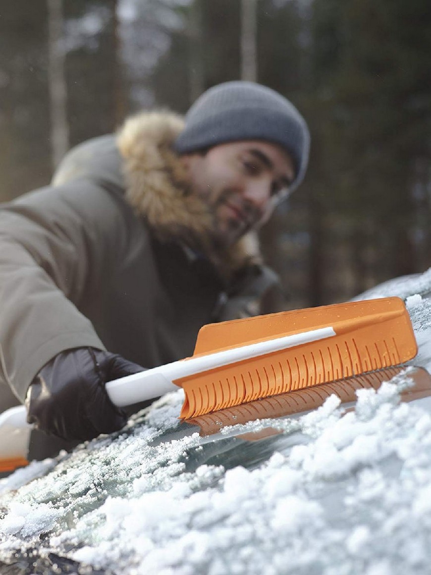 Fiskars snowxpert. Щетка чистить снег.