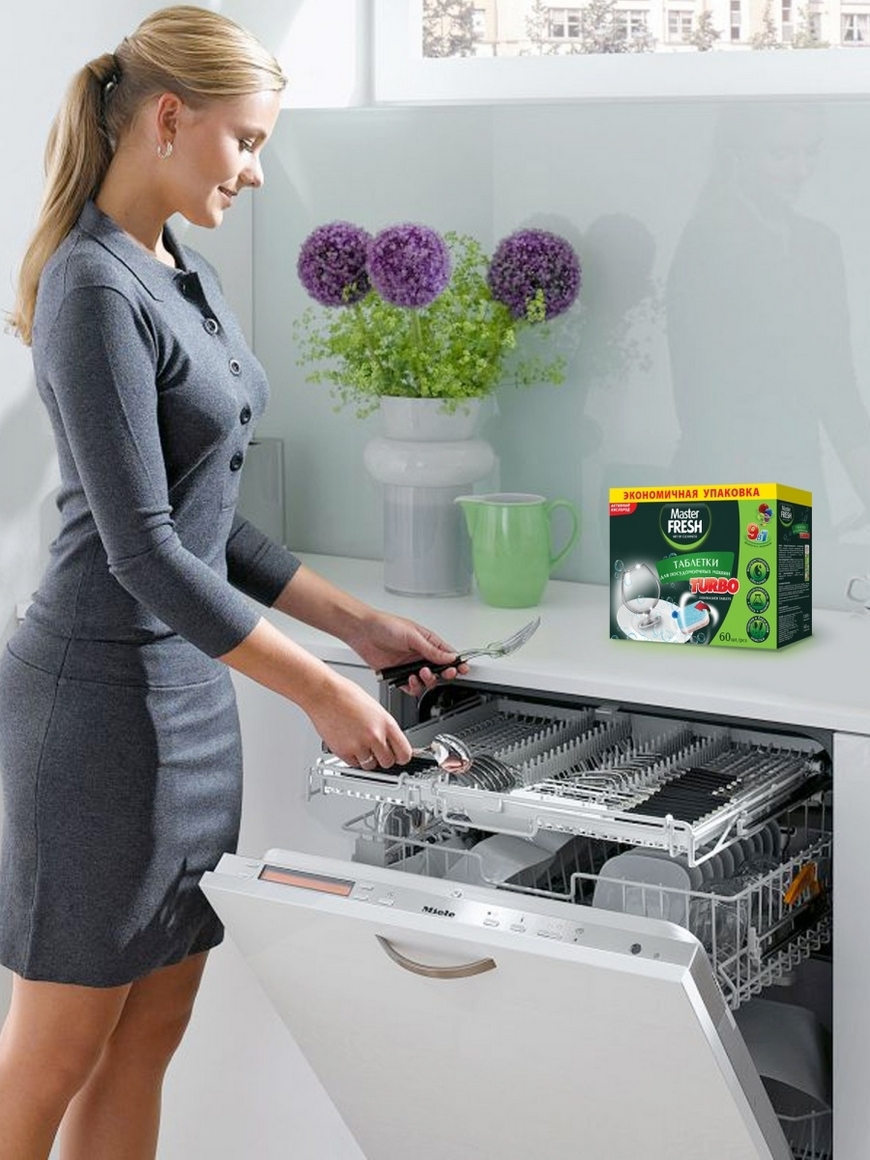 Первое включение посудомоечной машины. Посудомоечная машина Bork. Посудомойка на кухне. Посудомойка женщина. Посудомоечная машина девушка.