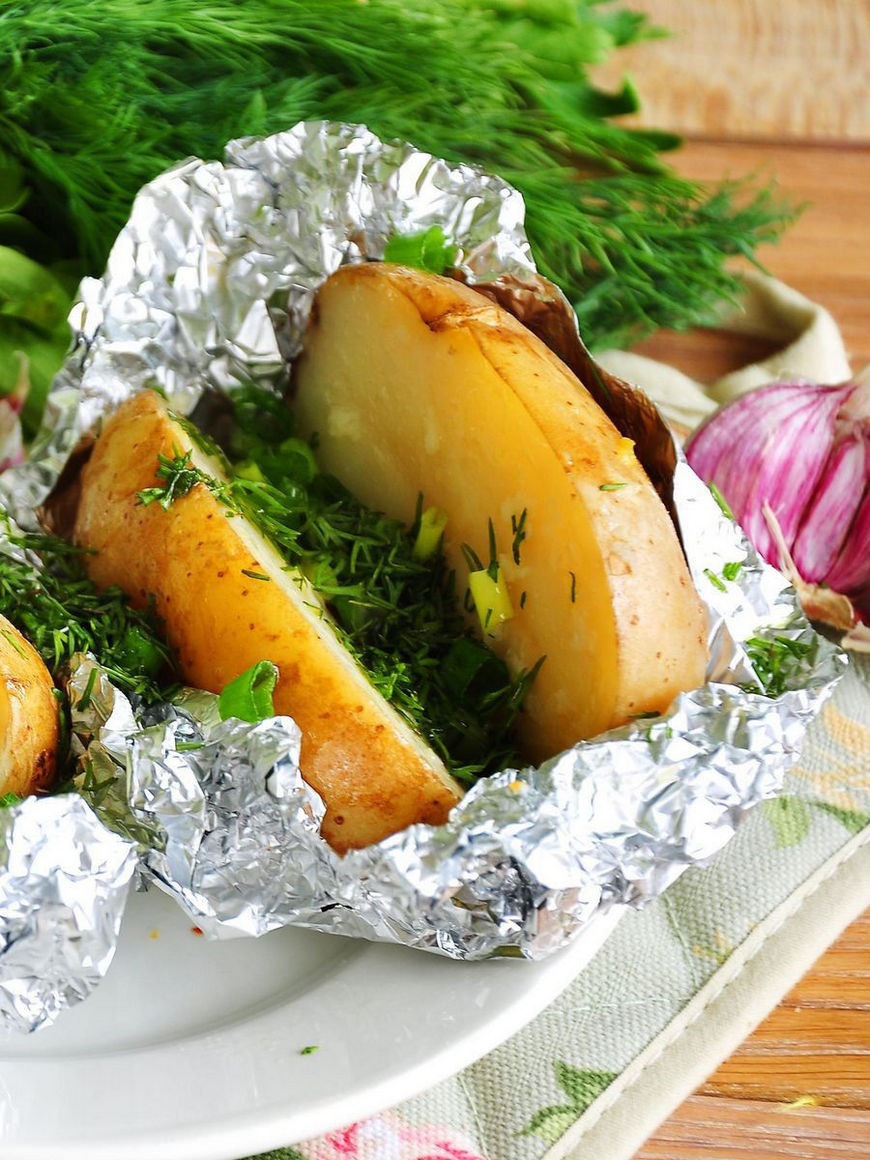 Можно греть еду в фольге. Картошка в фольге. Овощи в фольге. Картофель запеченный в фольге. Запечённая картошка в духовке в фольге.